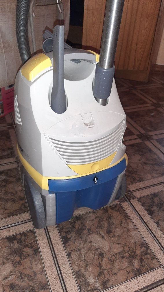 Odkurzacz Karcher5500 dla  alergików    jest  pojemnik na wodę