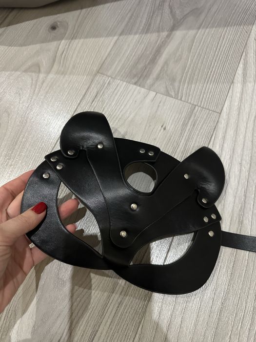 Шкіряні маски на обличчя