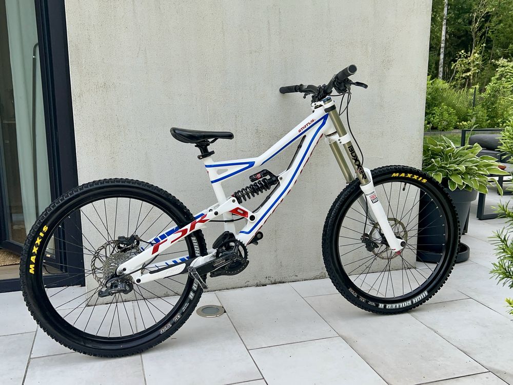 Specialized status 1 DH FR