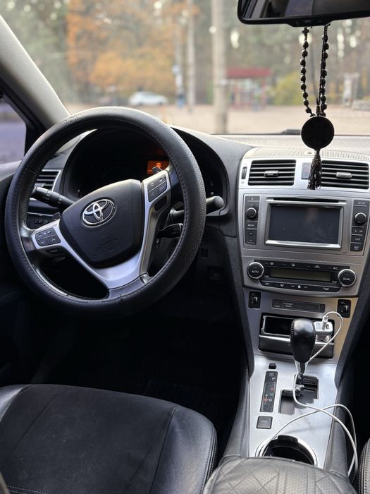 Toyota Avensis 2012 рік