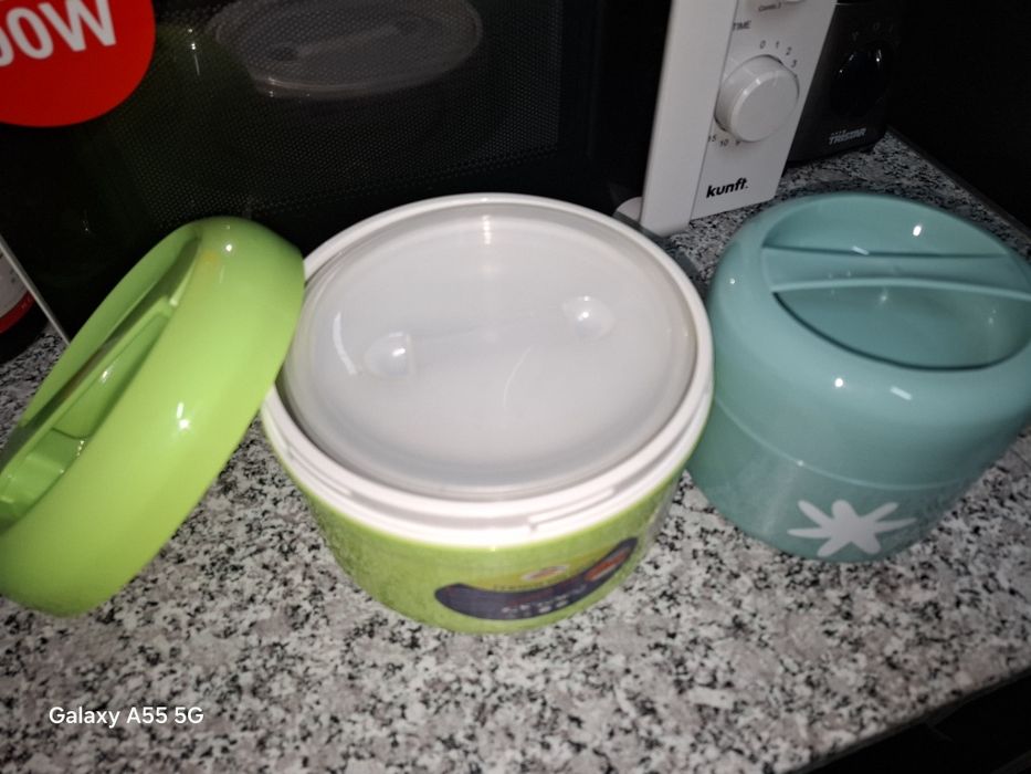 Duas termos de tamanhos diferentes uma em inox