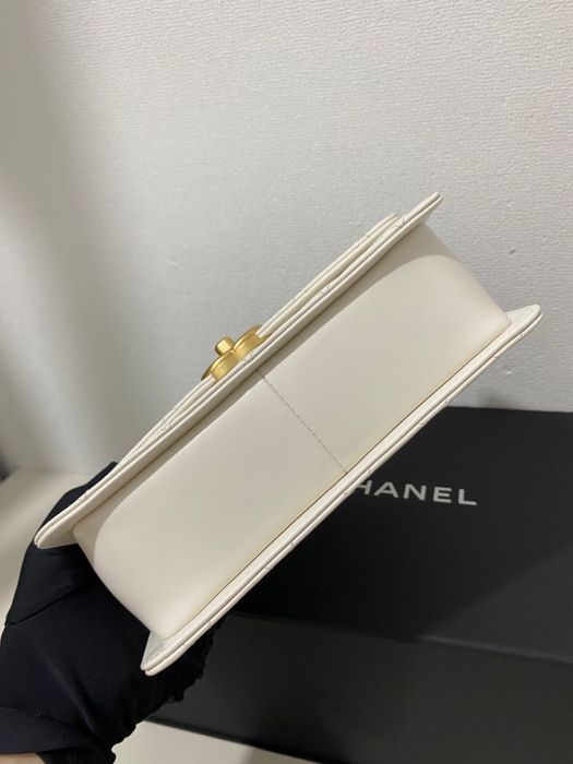Bolsa CHANEL Classic Flap Original – Couro Branco com Ferragem Dourada