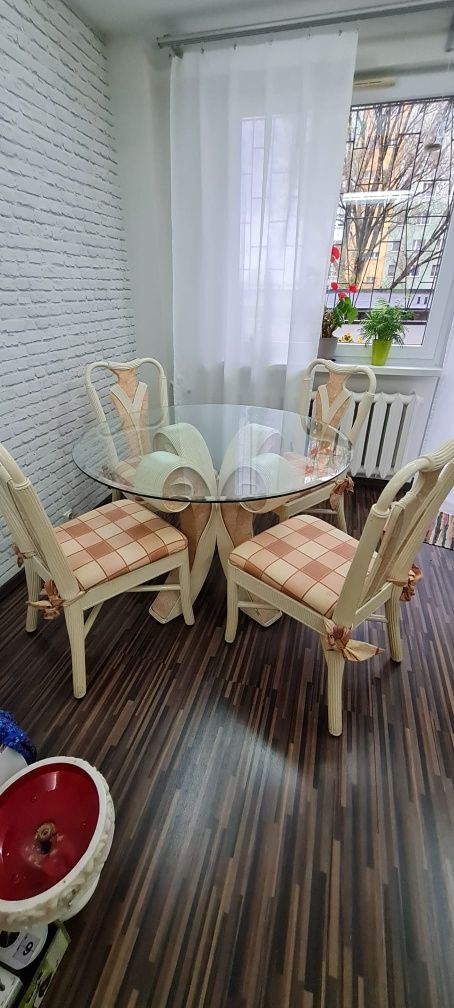 Komplet stół i 4 krzesla