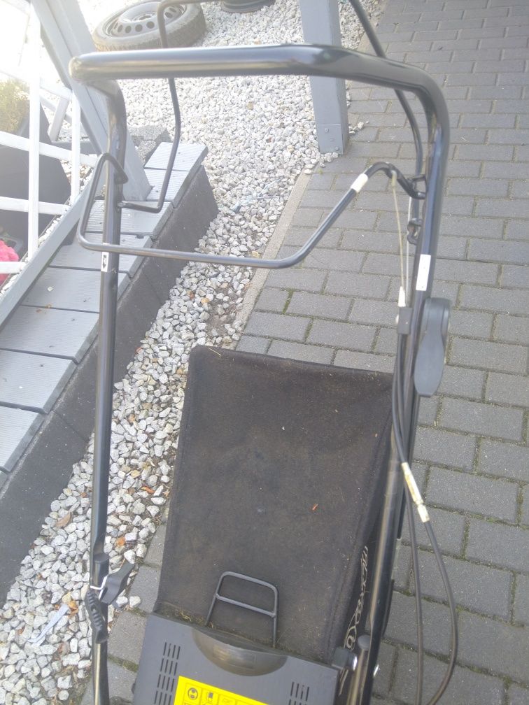 Kosiarka z napędem gotowa do pracy