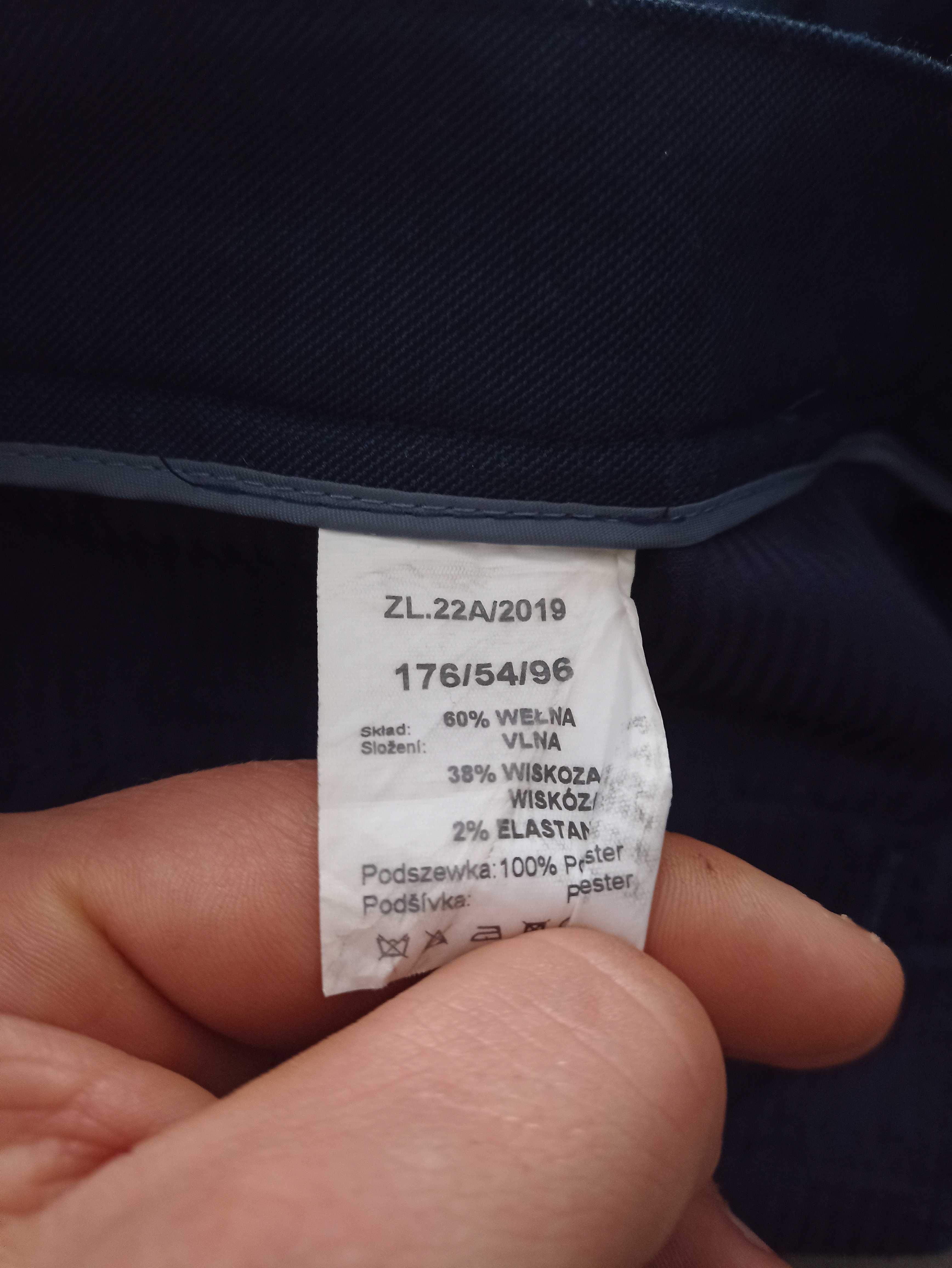 Garnitur raz noszony w b.dobrym stanie