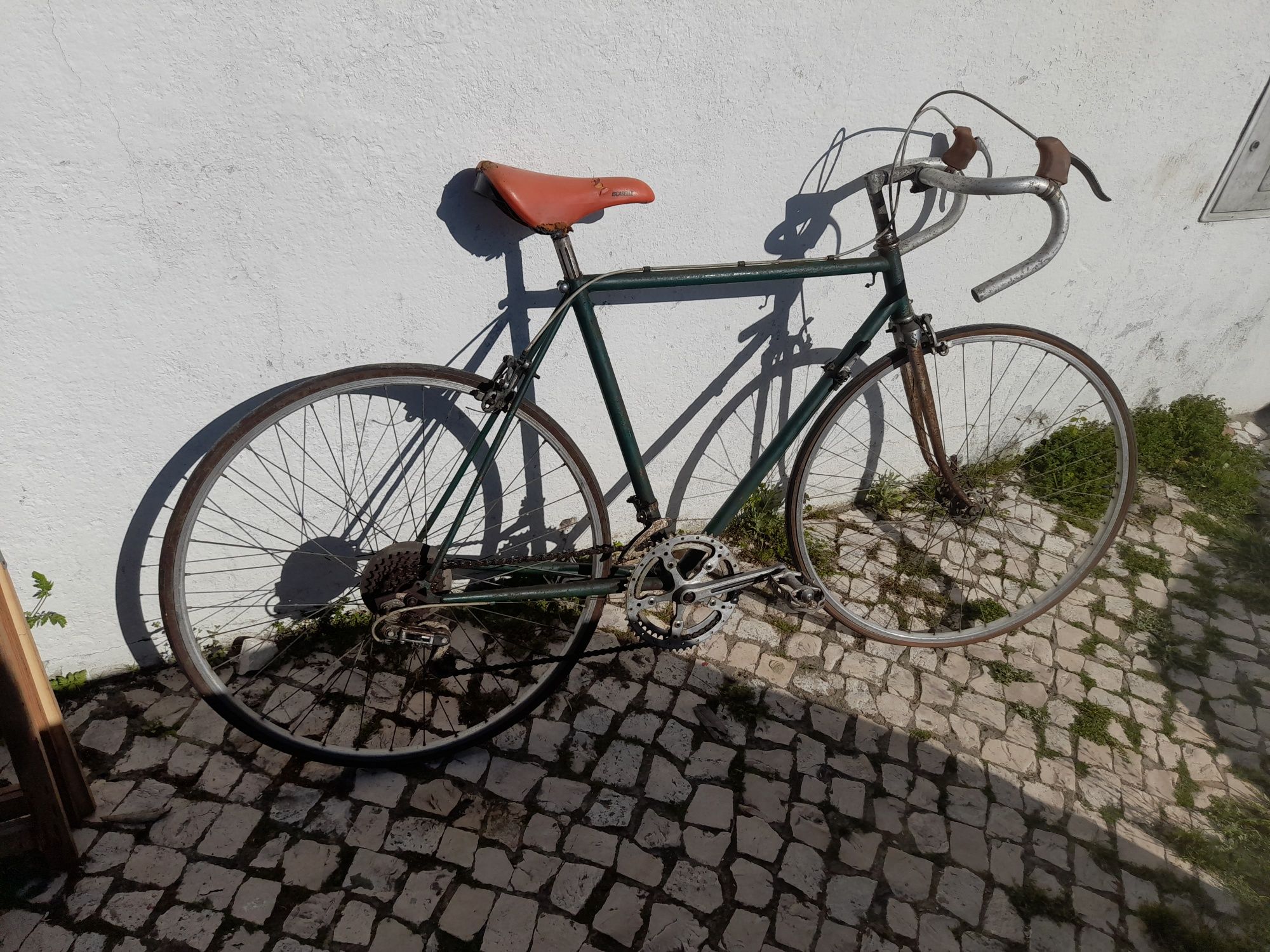 Bicicletas de ciclismo e pasteleiras antigas para restauro