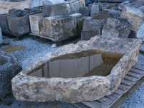 Tanques de pedra rústicos para efeito decorativo.