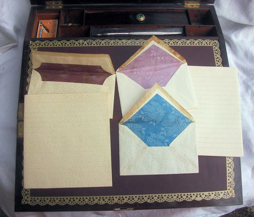 Escrivaninha portátil em pau rosa e madrepérola. Caixa de escrita.