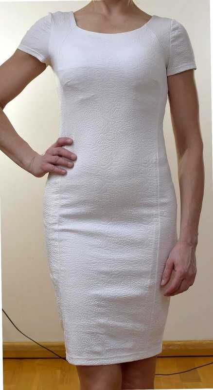 Efektowna biała sukienka, tłoczony wzór r.36