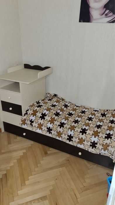 Детская кровать. Пеленальный комод.