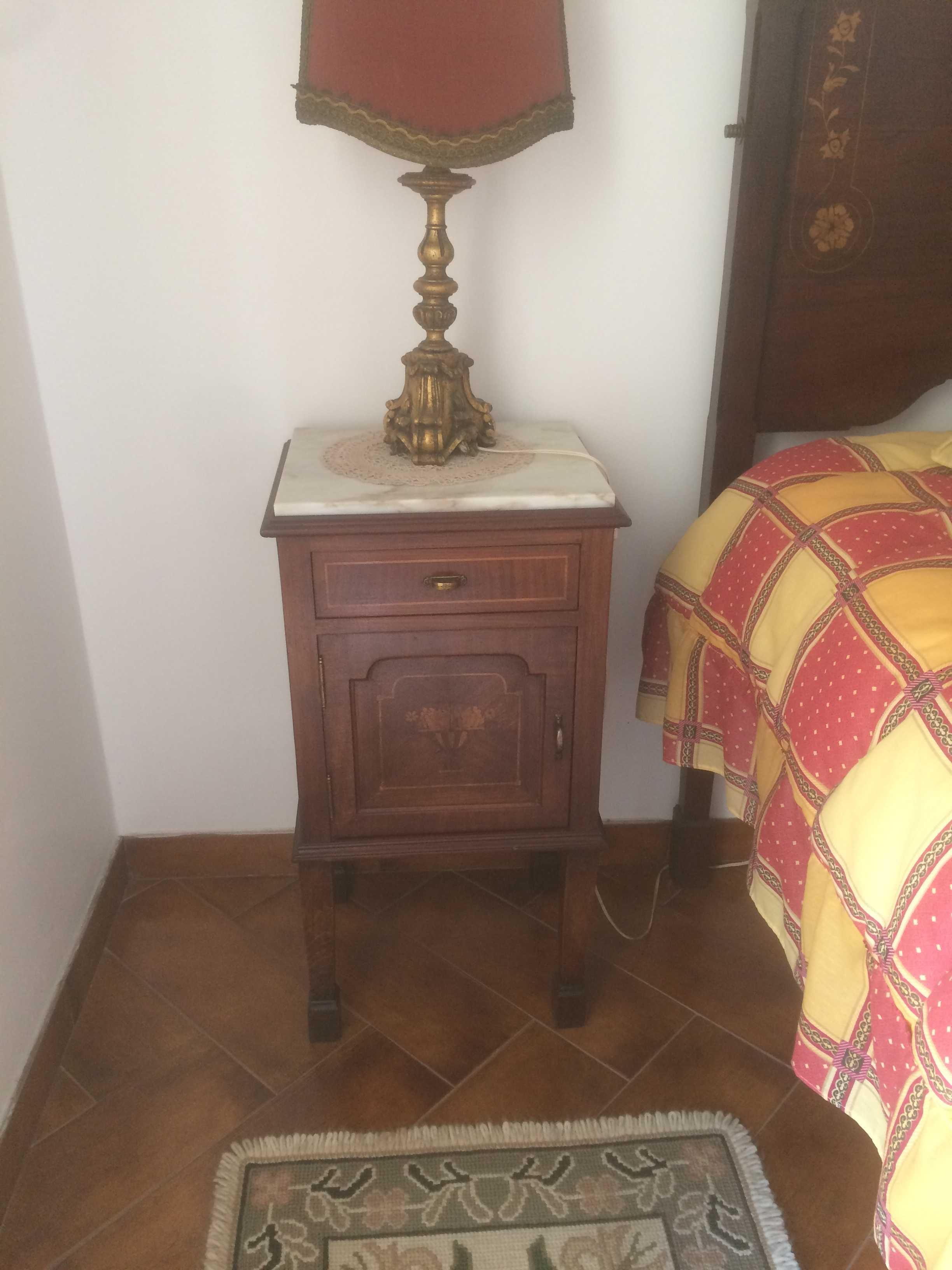 Duas mesas cabeceira e duas camas estilo D. Maria