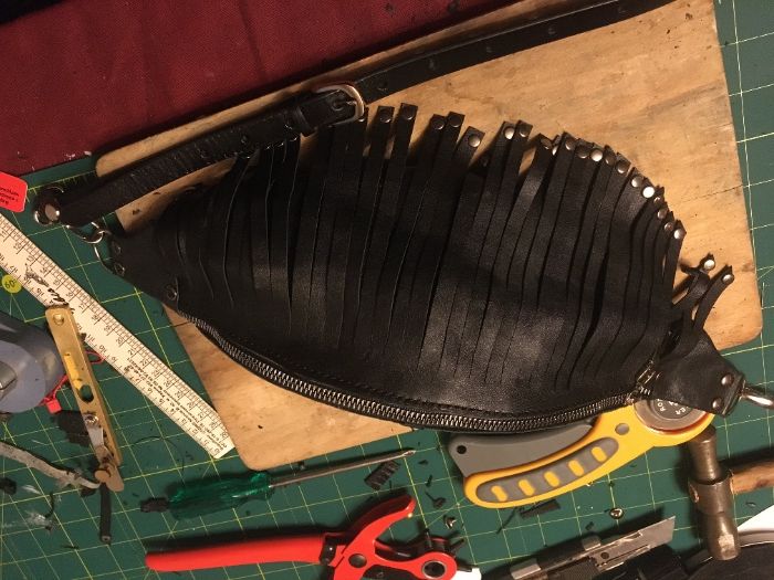 Поясная сумка с бахромой из натуральной кожи.