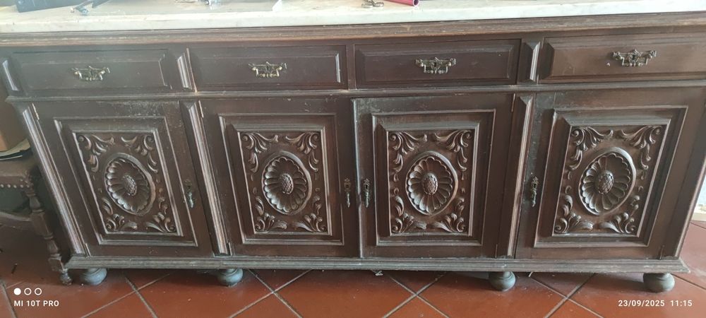 Armário de cozinha em madeira bem estimado.