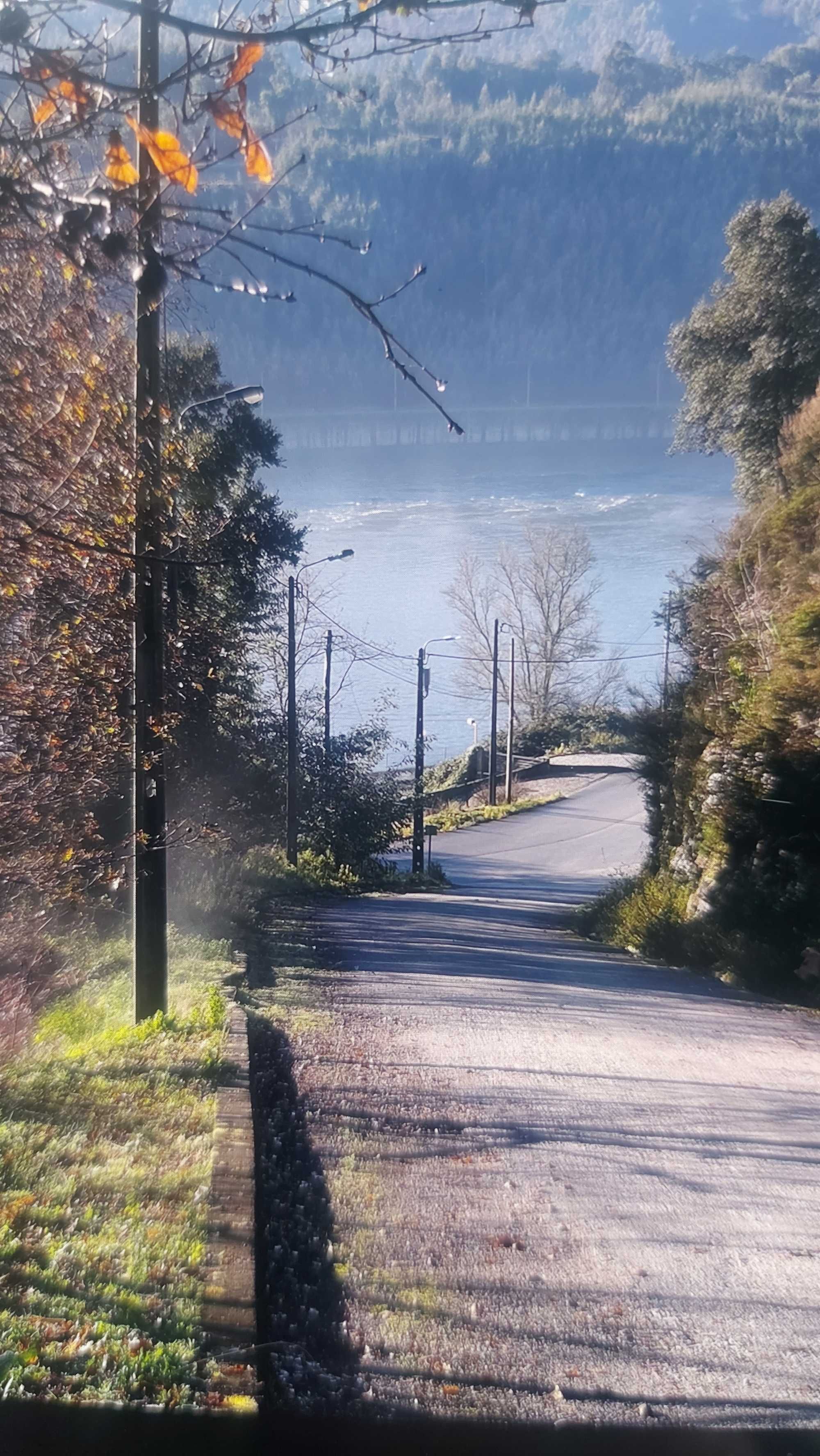 Terreno frente rio Douro com 7300 m2 perto da barragem de Crestuma