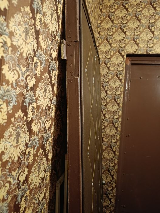 Продам входную дверь,тяжолая 1000