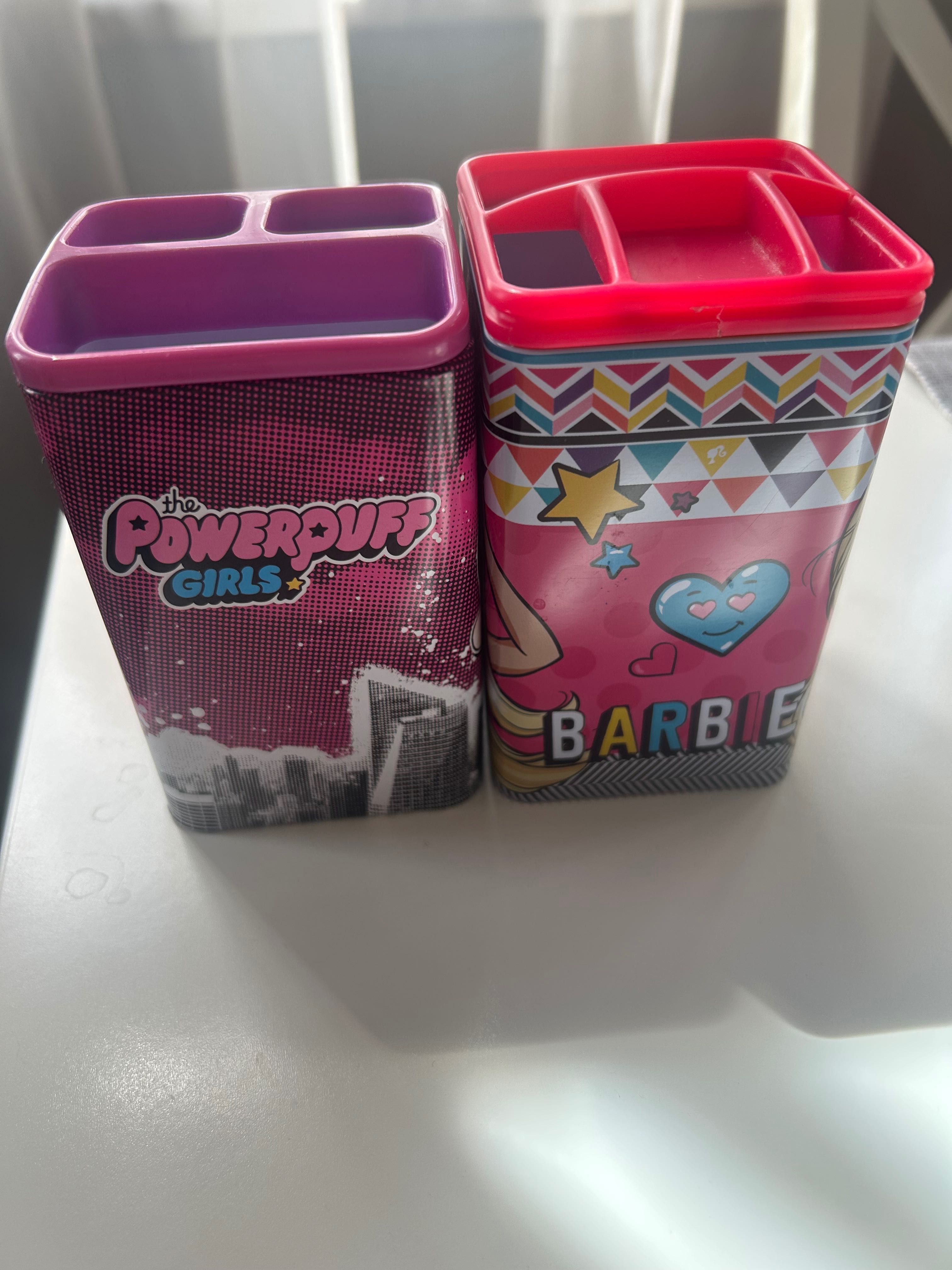 Organizery na biurko z Barbie i Atomówkami