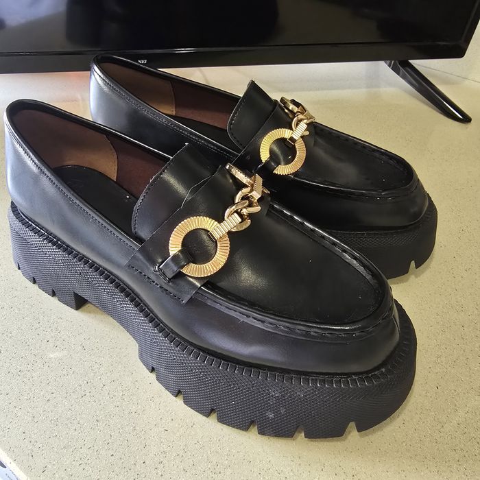 Sapatos pretos novos