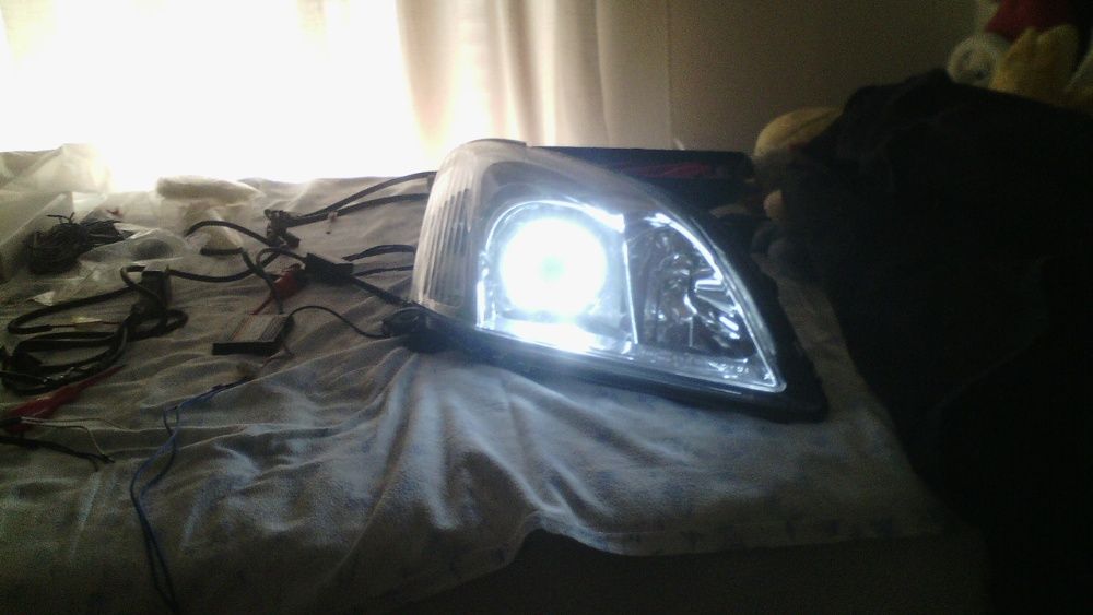 TOYOTA E12 - Farois Com Projector Olho de BOI