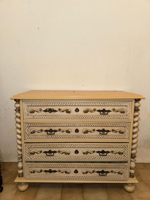 Cómoda antiga lacada