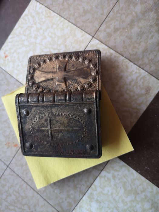 Stare metalowe pudełko na różaniec