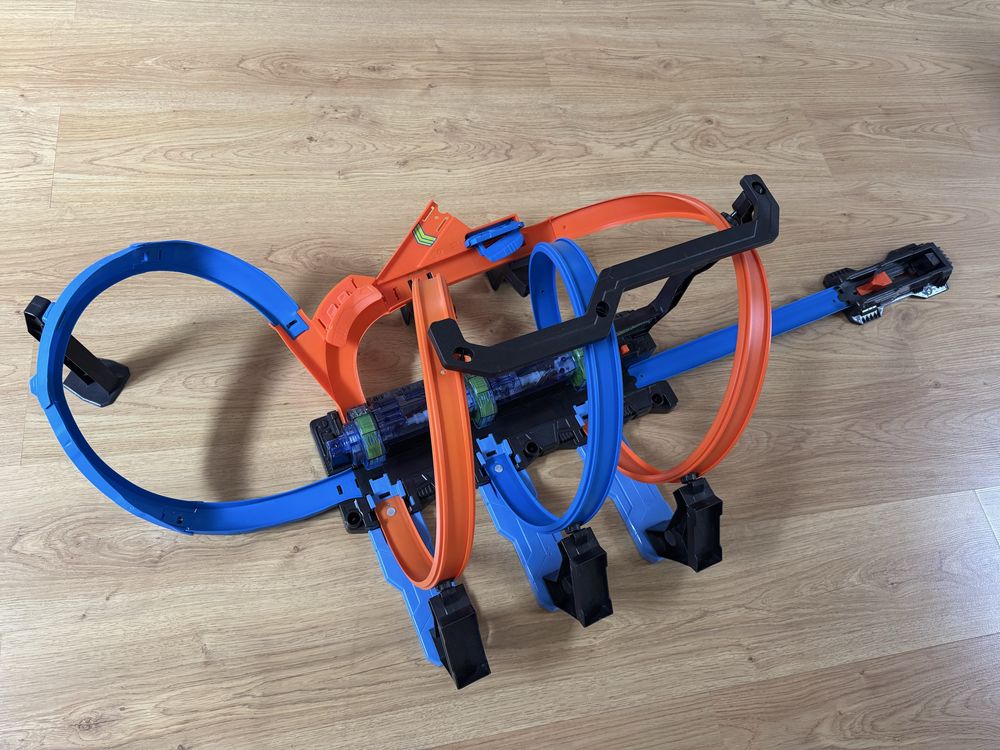 Hot Wheels Corkscrew Crash Track Set, Motorized Track with 3 Corkscrew