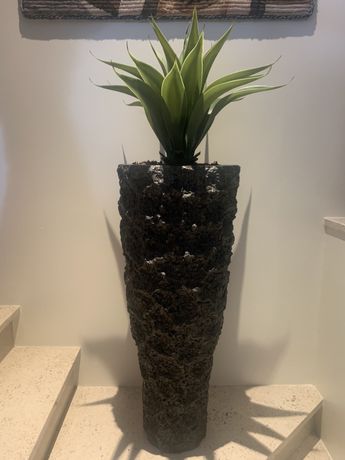 Vaso cinzento escuro com planta artificial