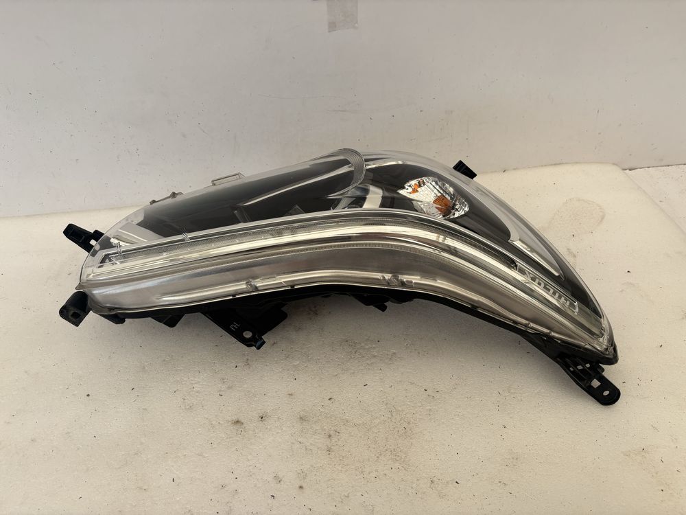 Toyota Hilux VIII 8 lampa prawy przód prawa przednia LED
