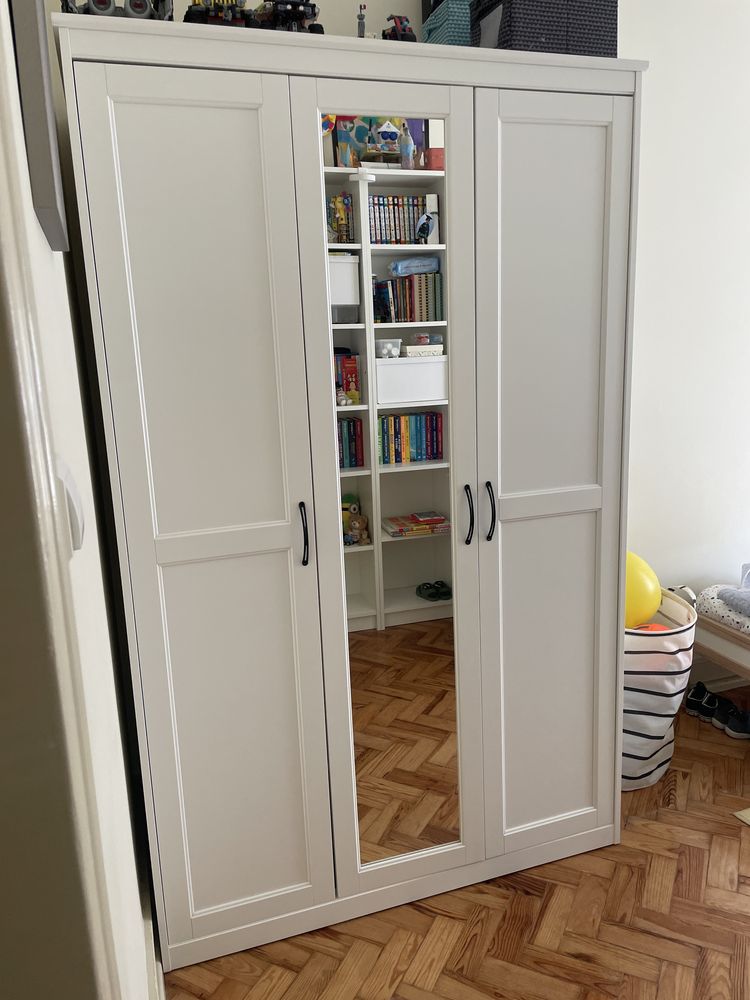 Armário Ikea com espelho