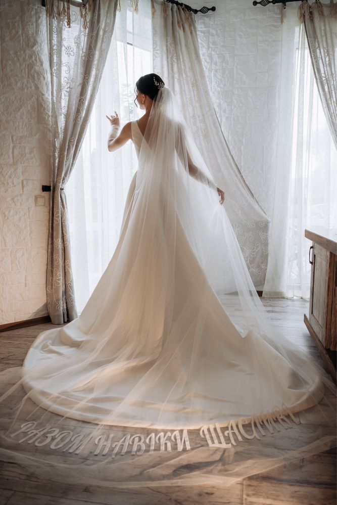 Весільна атласна сукня з довгим шлейфом
