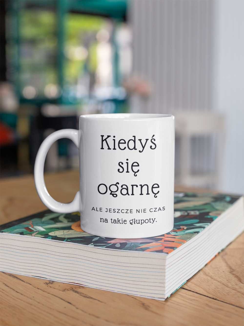 Kubek KIEDYŚ SIĘ OGARNĘ śmieszny napis na PREZENT