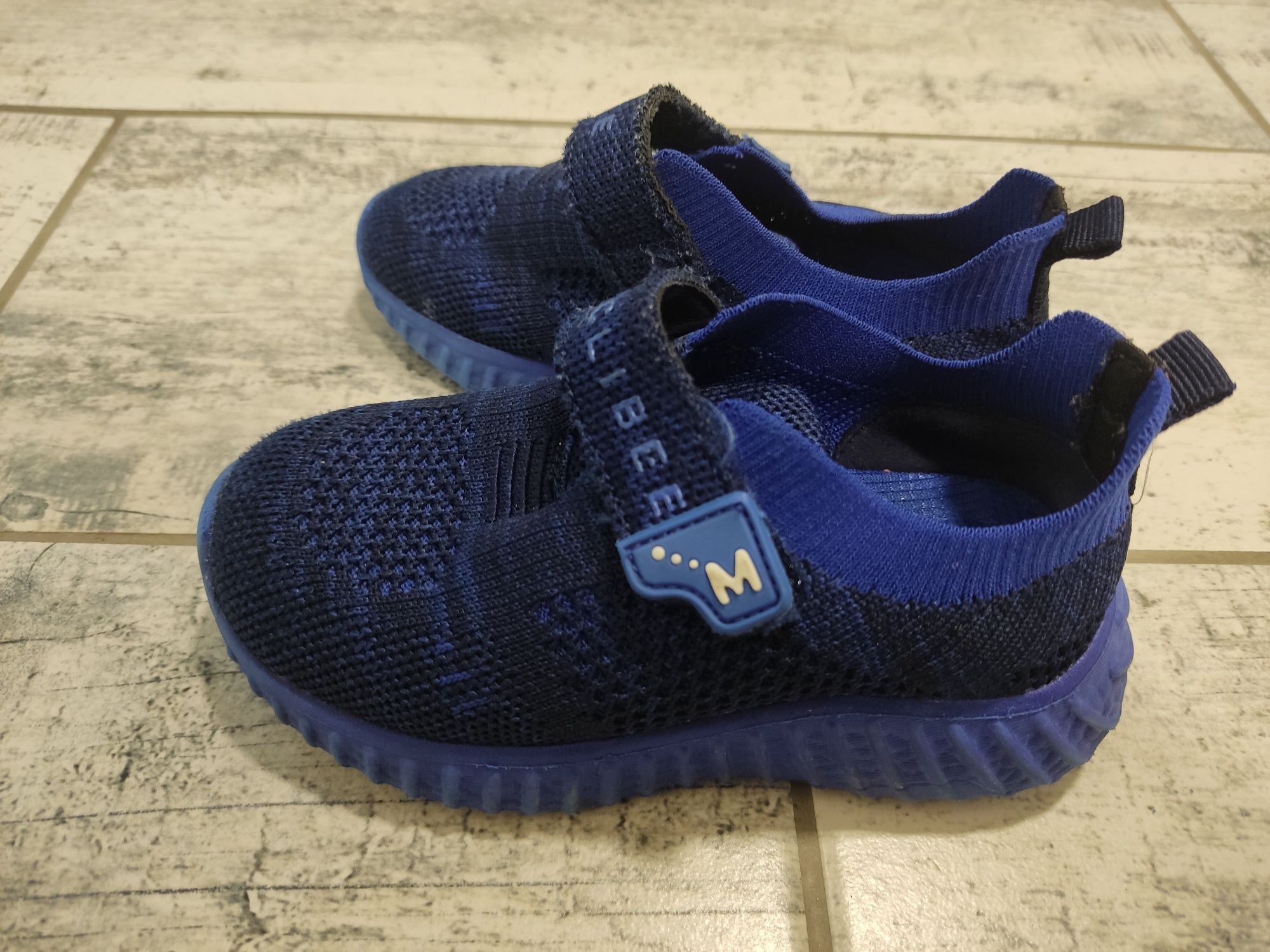 Niebieskie buty sportowe rozm 24