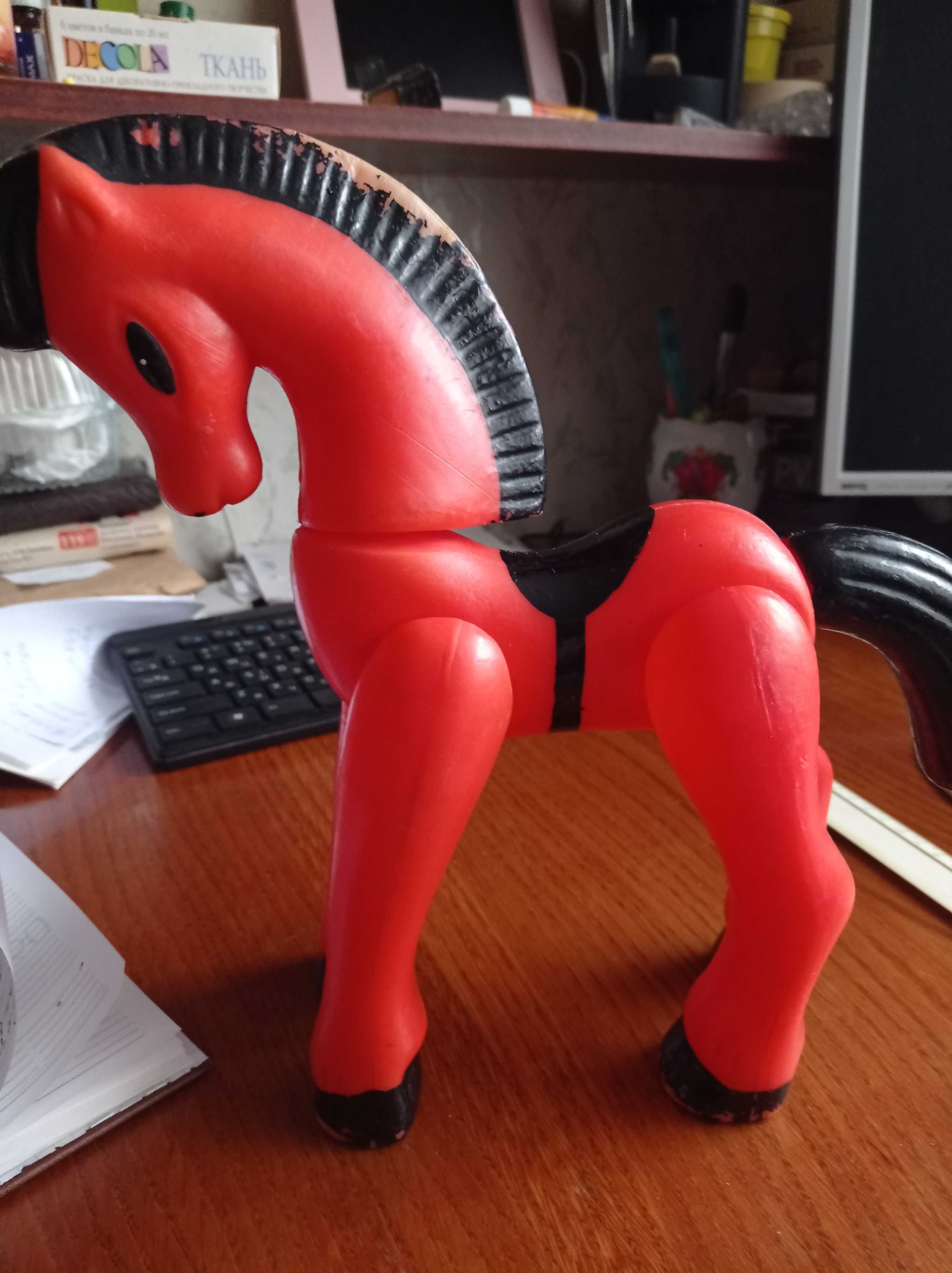 Игрушка-красный конь, конь пластмассовый родом из СССР