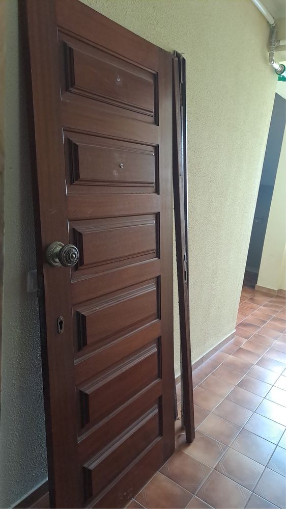 Porta de entrada com oculo em madeira