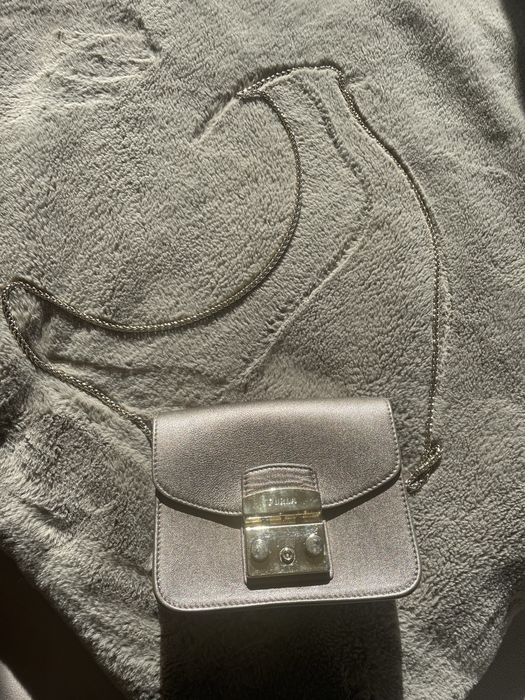 Mala Furla modelo Meteopolis dourada