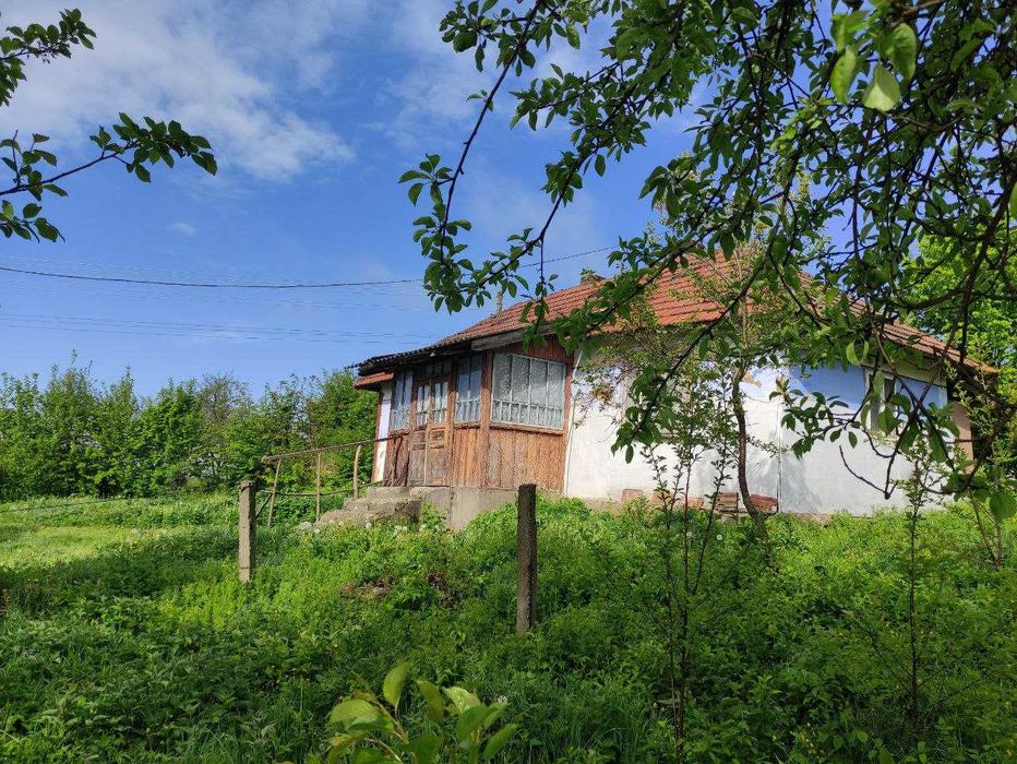 Продається одноповерховий будинок, жилий стан, біля Івано-Франківська.