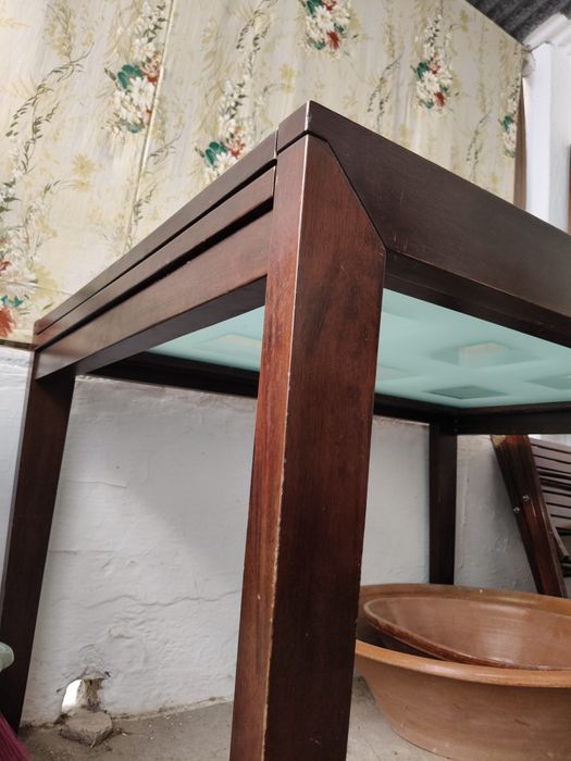 Mesa de madeira e vidro