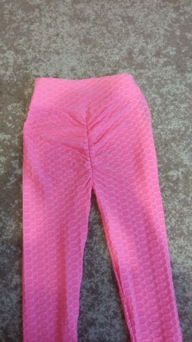 Яскраві рожеві легінси