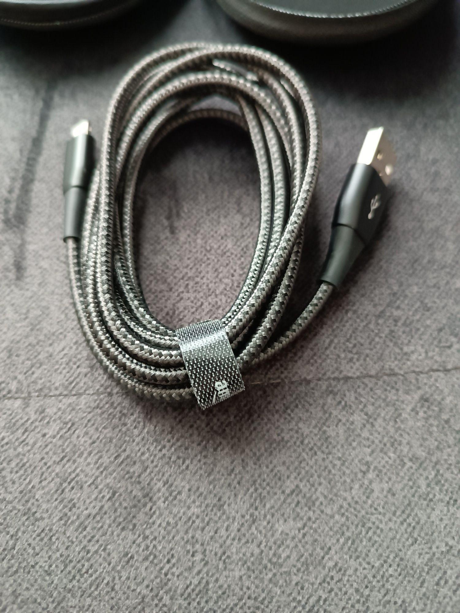 Kabel do iPhona Amazon Basic z etiu