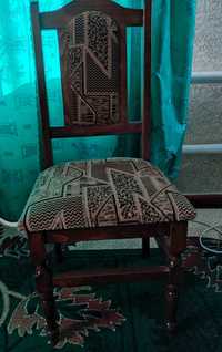 мягкий стул деревяний