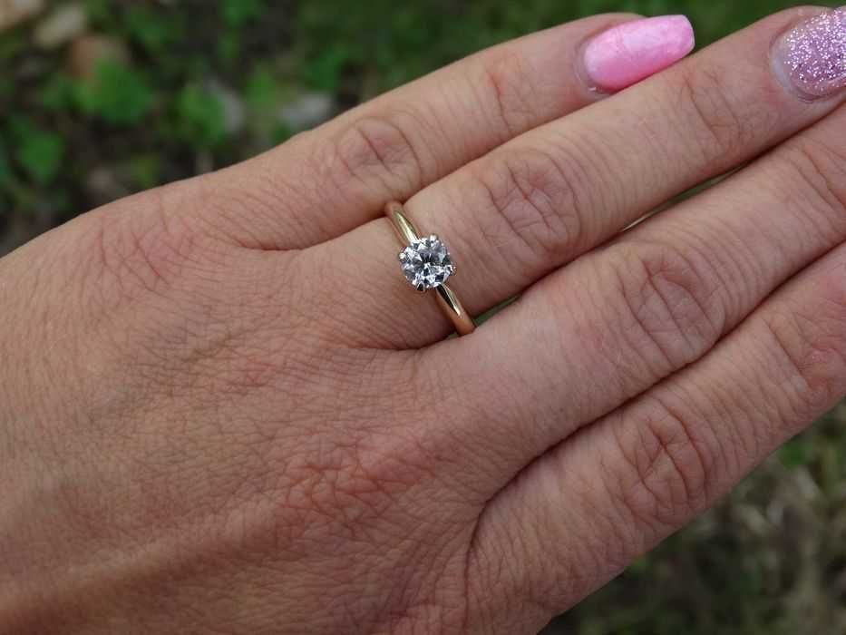 Pierścionek zaręczynowy z brylantem 0,57 CT H Si2 Certyfikat HRD 3x Ex