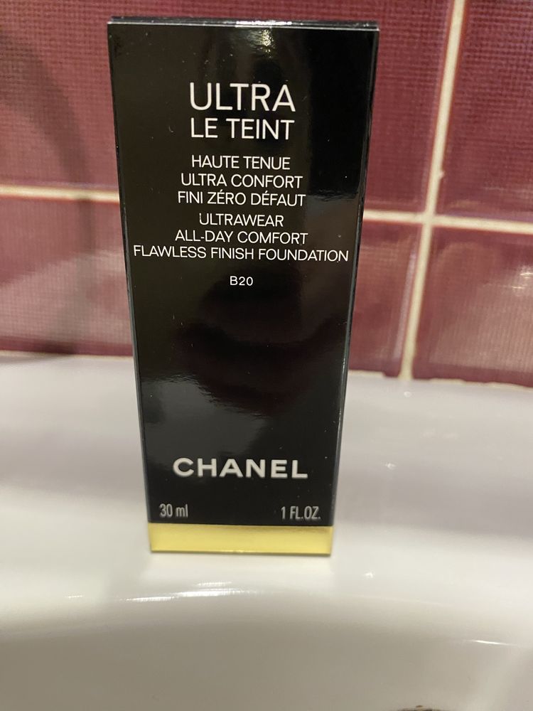 Тональная основа для лица-Chanel Ultra Le Teint