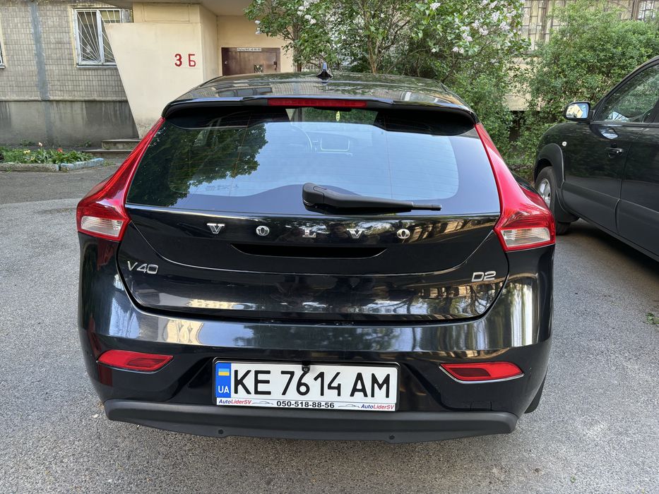 Чорний Volvo V40