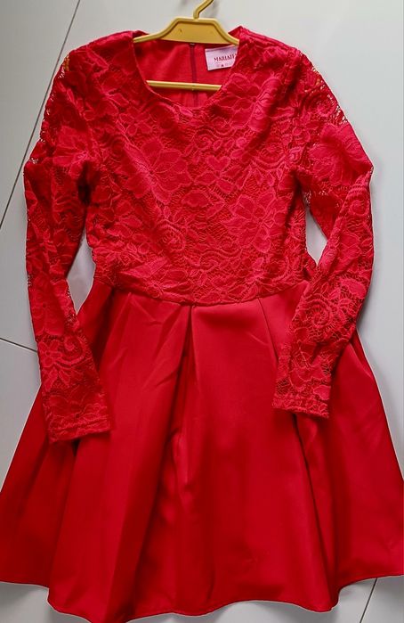 Piękna czerwona sukienka-koronka rozm. 140