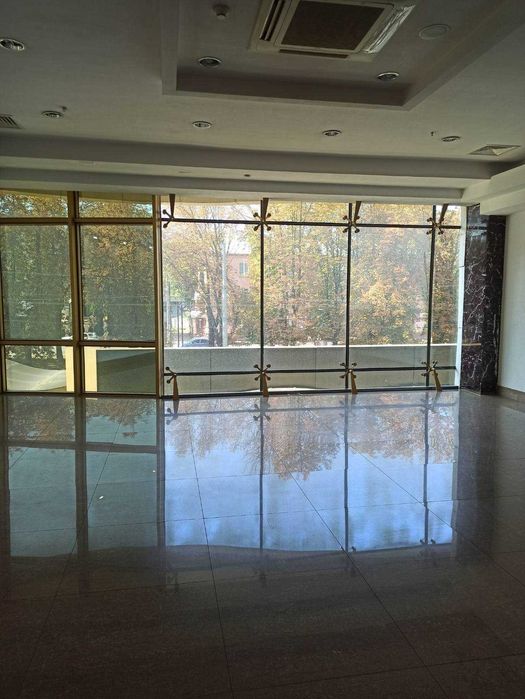 Здається велике фасадне приміщення в Центрі