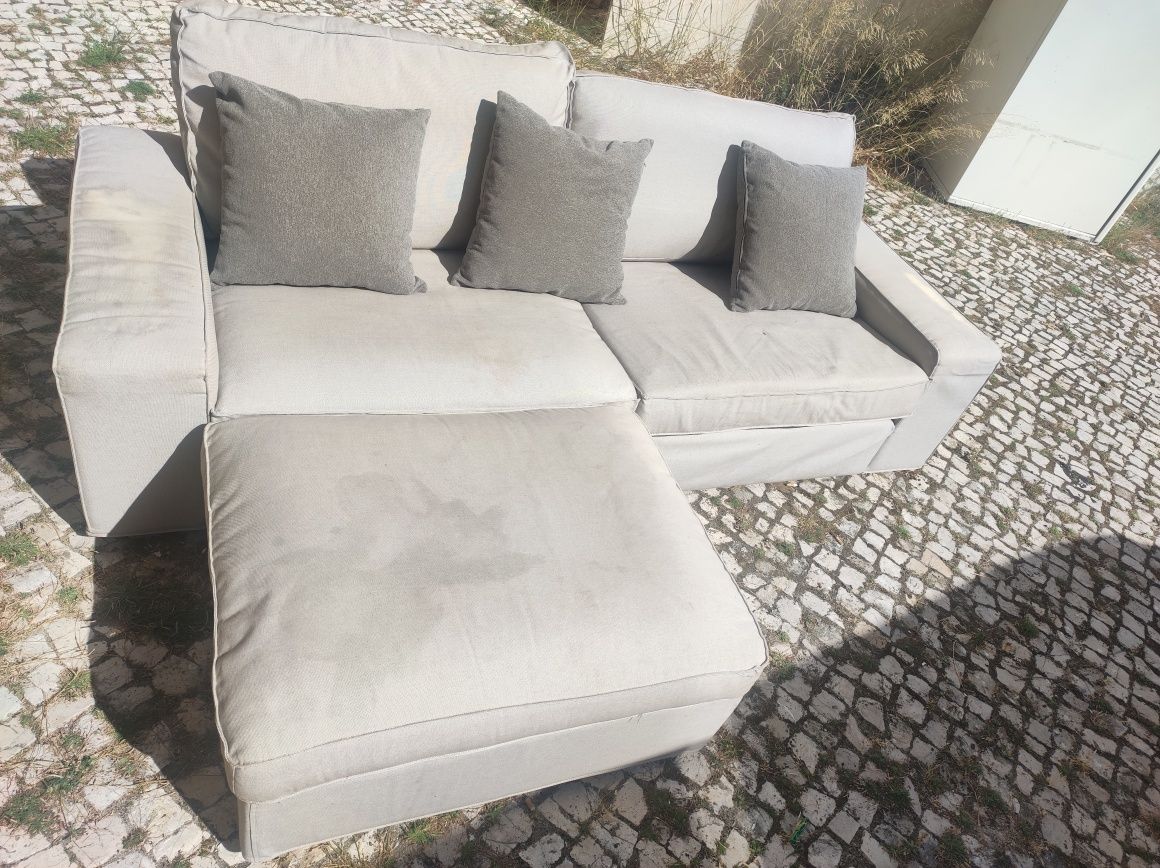 Sofá para três pessoas com respousa pés