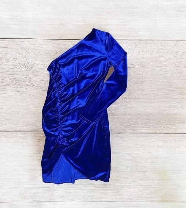 Вечірня оксамитова сукня