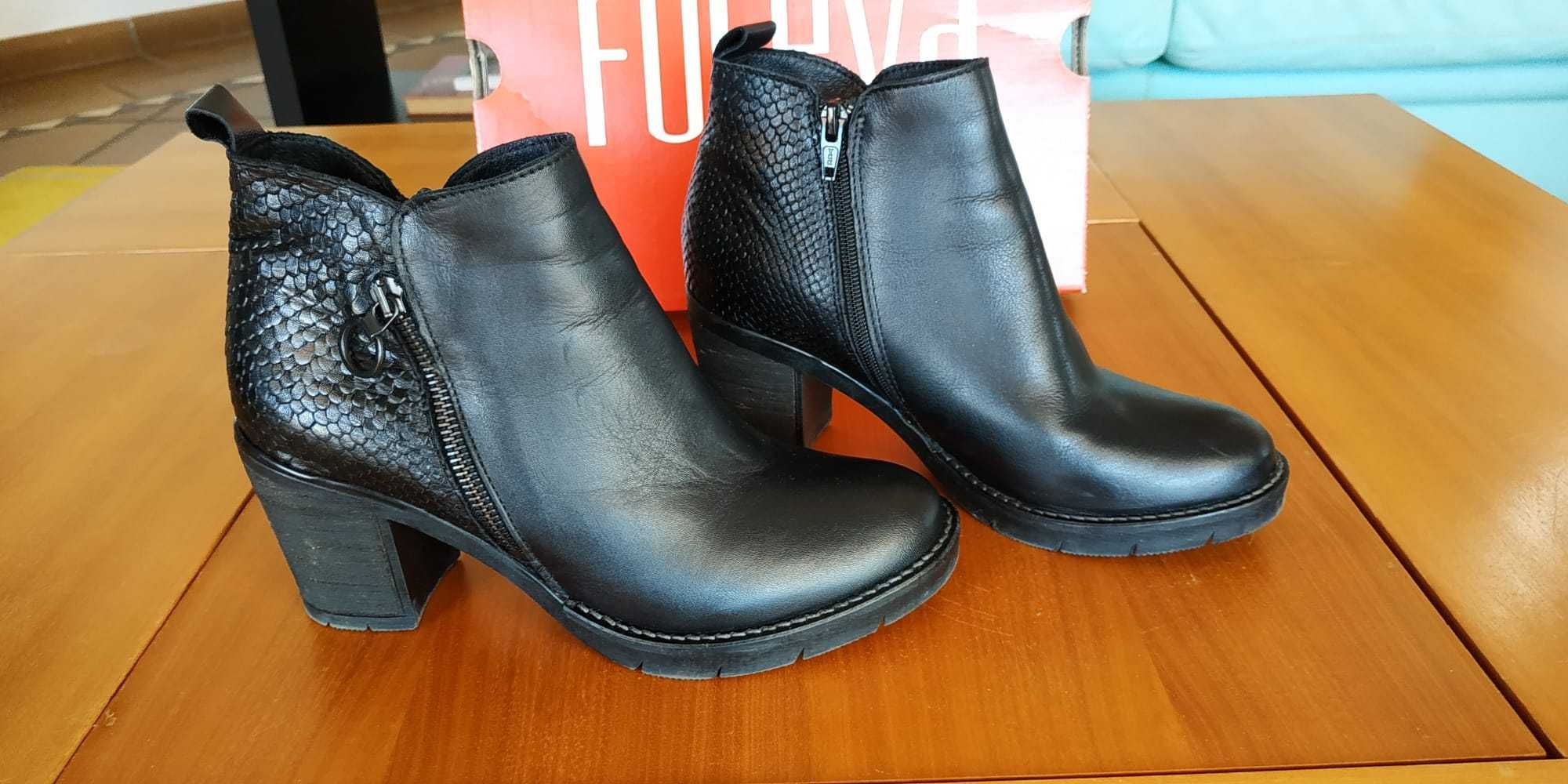 Botas pretas 37 de pele c/ tacão Foreva NOVAS