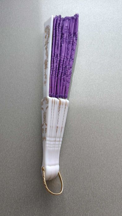 Веер с рисунком. Изготовлен из материи и пластика. Новый