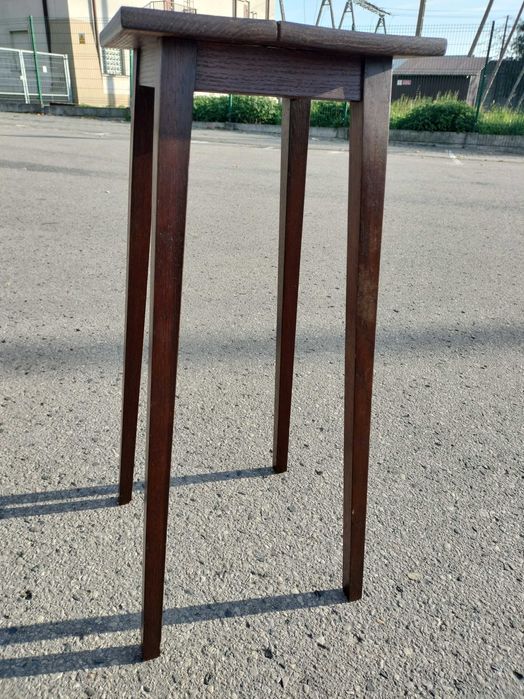 stary drewniany kwietnik