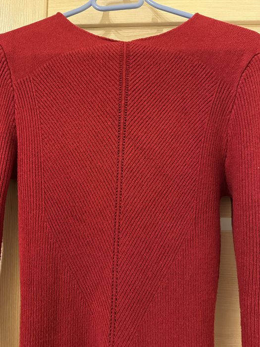 Вʼязана сукня в трендовому кольорі приталений  силует